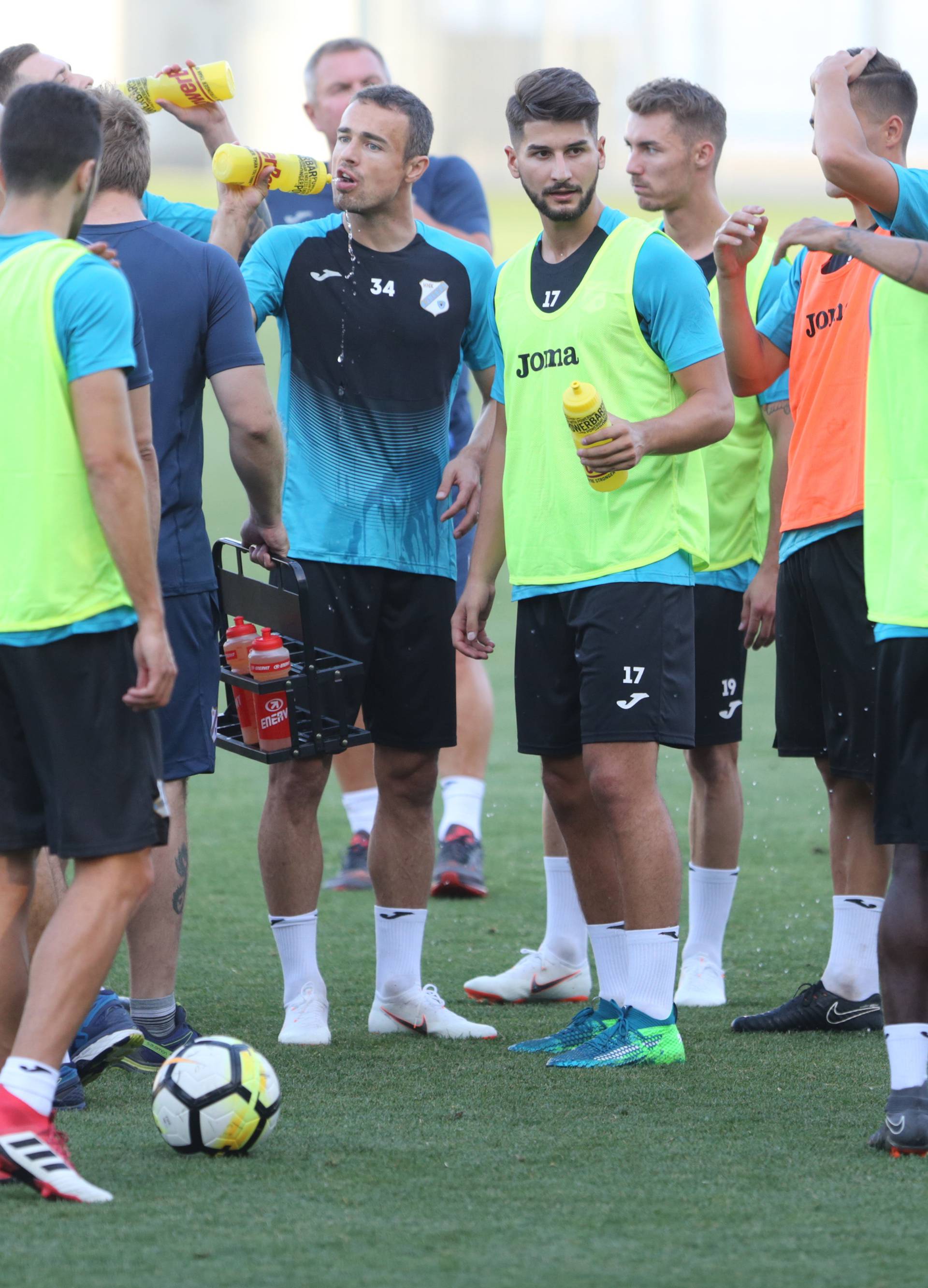 Vatreni su odradili prvi trening, 'stari' uvjerljivo dobili 'mlade'