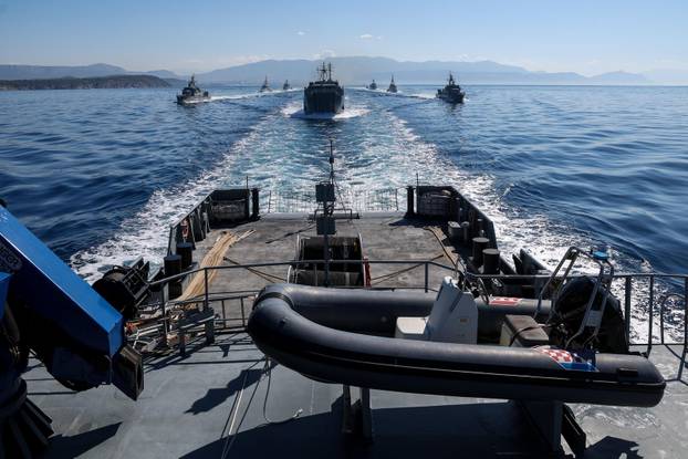 Split: Vježba Hrvatske ratne mornarice za vojni mimoplov