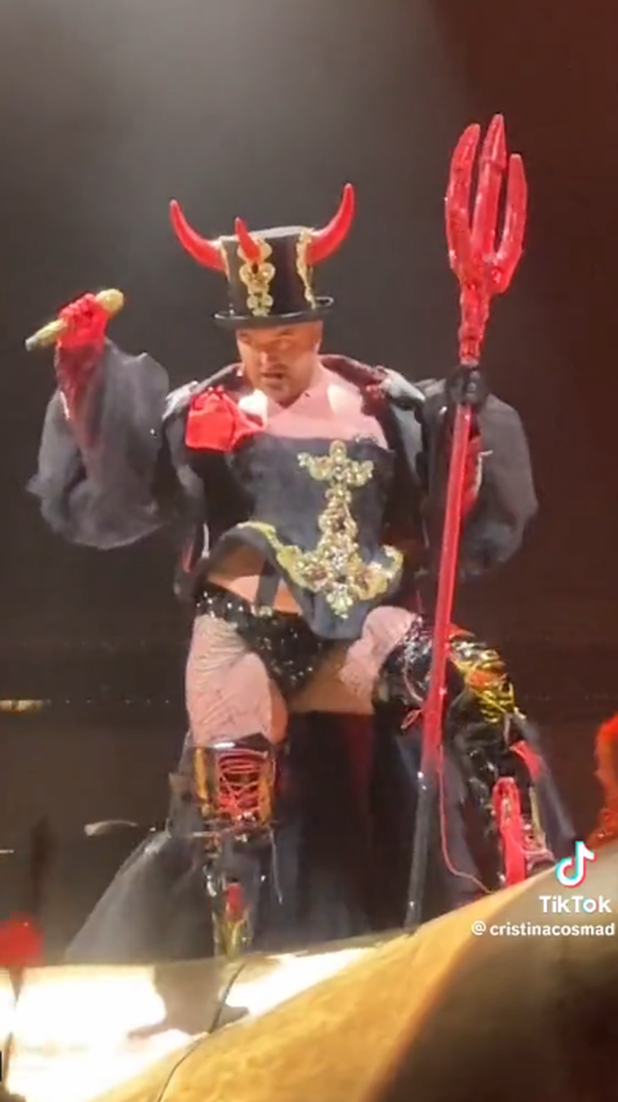 Sam Smith ulicama New Yorka prošetao s dečkom: Svu pažnju je privukla njegova mini suknja