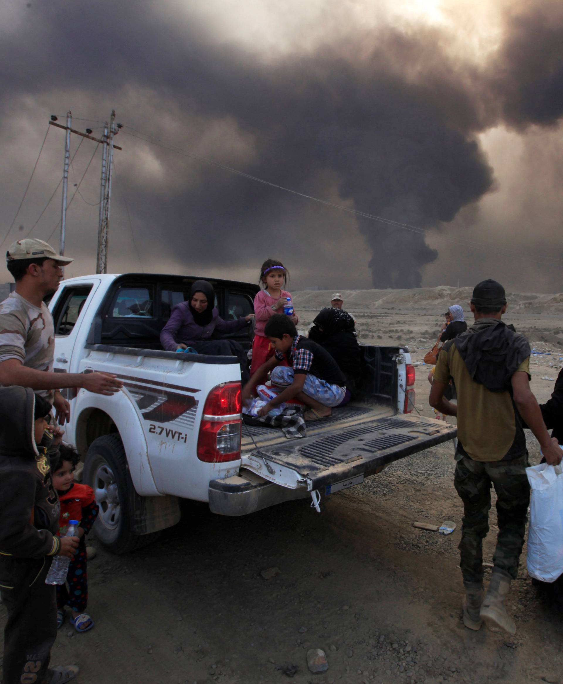 Displaced people who are fleeing from clashes arrive in Qayyarah, during an operation to attack Isla mic State militants in Mosul