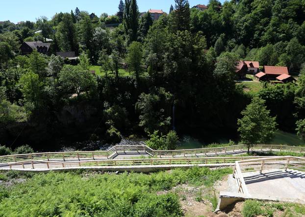 Slunj: Turisti svakodnevno posjećuju Rastoke  koje su nedavno dobile novu šetnicu