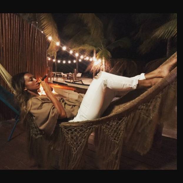 FOTO Incident u studiju Lige prvaka: Voditeljici pukla uska haljina, Henryju su 'bježale oči'