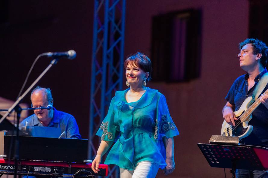 Vela Luka: Koncert "Vrijeme ljubavi" Zorice Kondže i orkestra Joška Banova