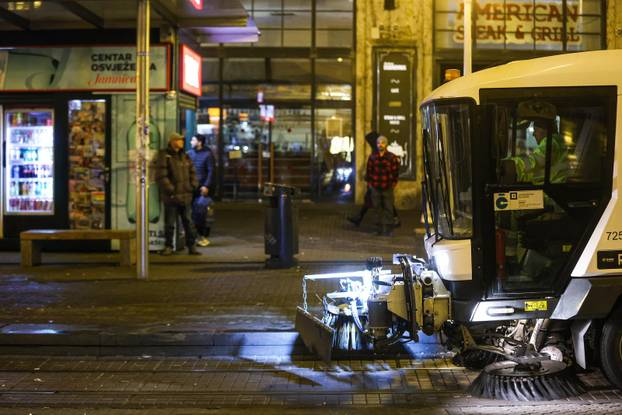 Zagreb: Ubrzo nakon završetka dočeka počelo je čišćenje trga 