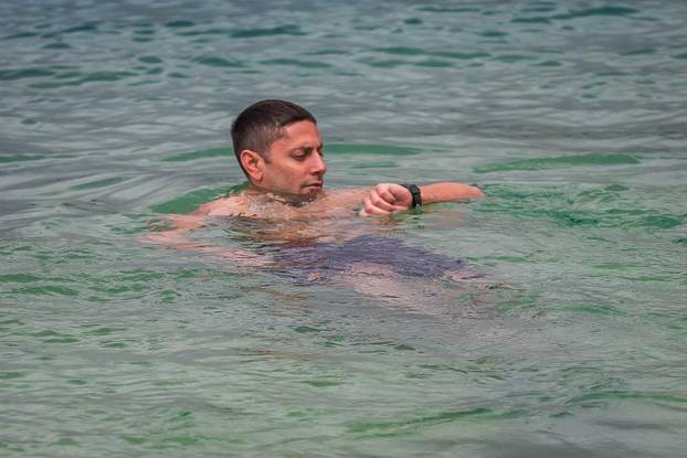 Makarska: Robert Tarčuki svaki dan se kupa unatoč zimi
