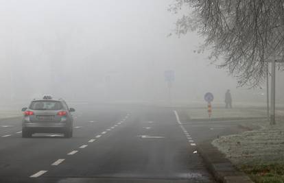 Vozači, oprezno na cesti: Magla je gusta, moguće su i poledice