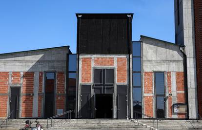 Vrata crkve u Velikoj Mlaki uznemirila neke mještane: 'Križ ne bi trebao baš tako stajati'