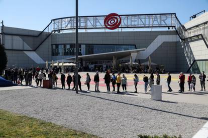 FOTO Velike gužve ispred Arene: Mnogi pohrlili u novu trgovinu