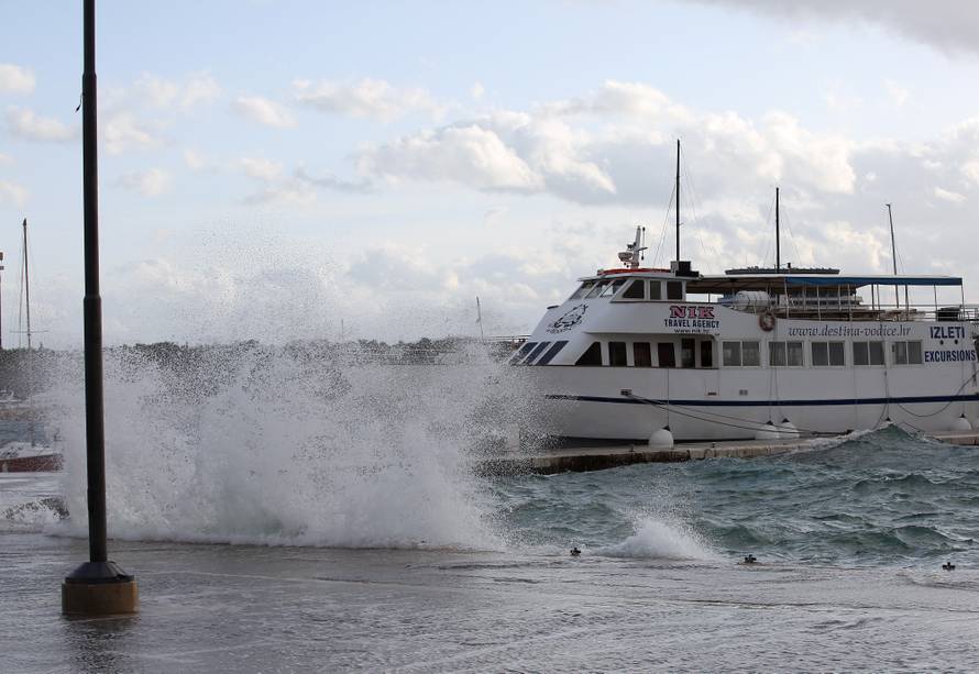 Strašno nevrijeme pogodilo je obalu, udara svom žestinom