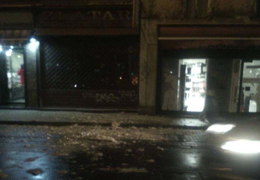 Žbuka sa zgrade u centru pala na ulicu i tramvajske tračnice