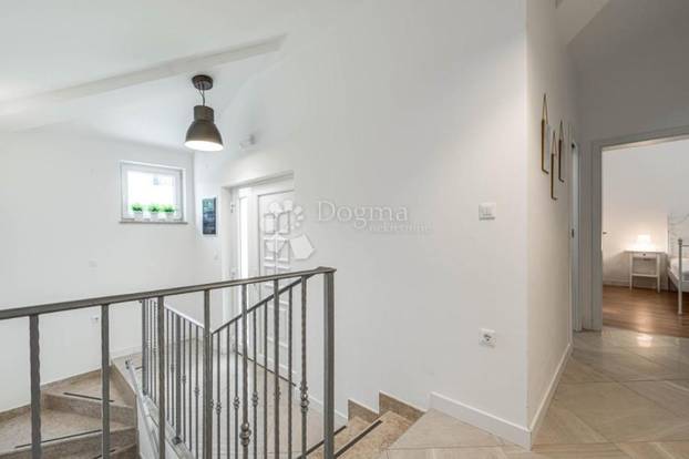 FOTO Pogledajte šarmantnu vilu u Labinu. Košta manje od pola milijuna eura, a ima i bazen