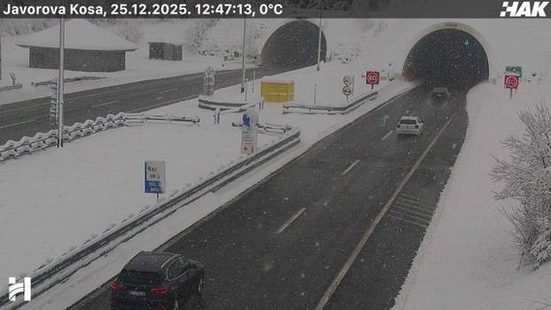 FOTO Pogledajte kakvo je stanje na cestama u Hrvatskoj: Snijeg u Lici, sunce 'provirilo' na jugu