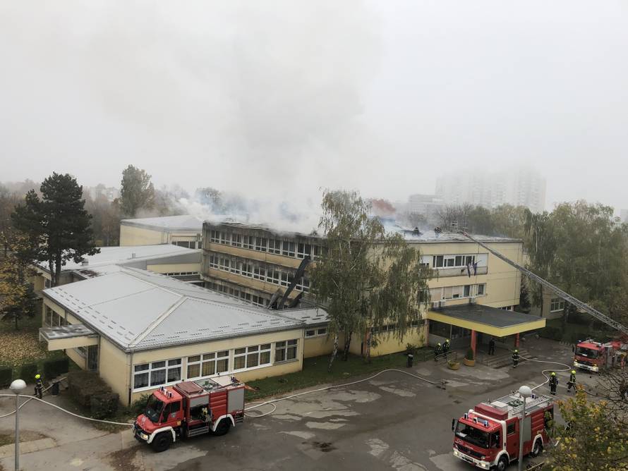 VIDEO Osnovna škola u Zagrebu gorjela više od dva sata, jedan vatrogasac je lakše ozlijeđen