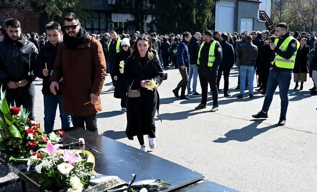 Skopje: Građani ispred Tehnološkog fakulteta upalili svijeće za sve poginule u požaru