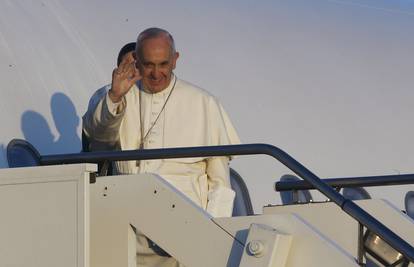 Papa će se u Vatikan vratiti s 10 ljudi iz izbjegličkog kampa