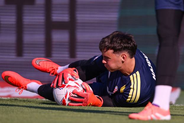 Varaždin: Zagrijavanje igrača Hajduka pred utakmicu  SuperSport HNL 1. kolo, NK Varaždin - HNK Hajduk