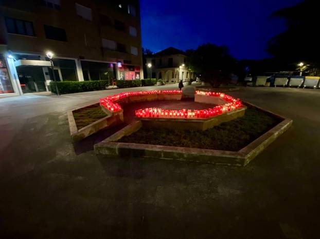 Tuga na Lastovu: Više od 200 lampiona zasvijetlilo u spomen na tragično preminulog Frana