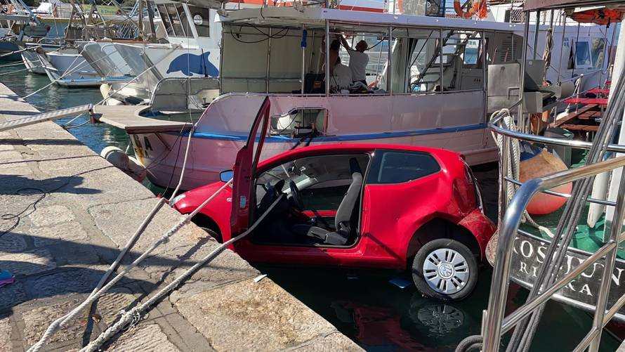 VIDEO Evo slobodnog mjesta! Na Krku parkirao između dvije barke, sam je isplivao iz auta