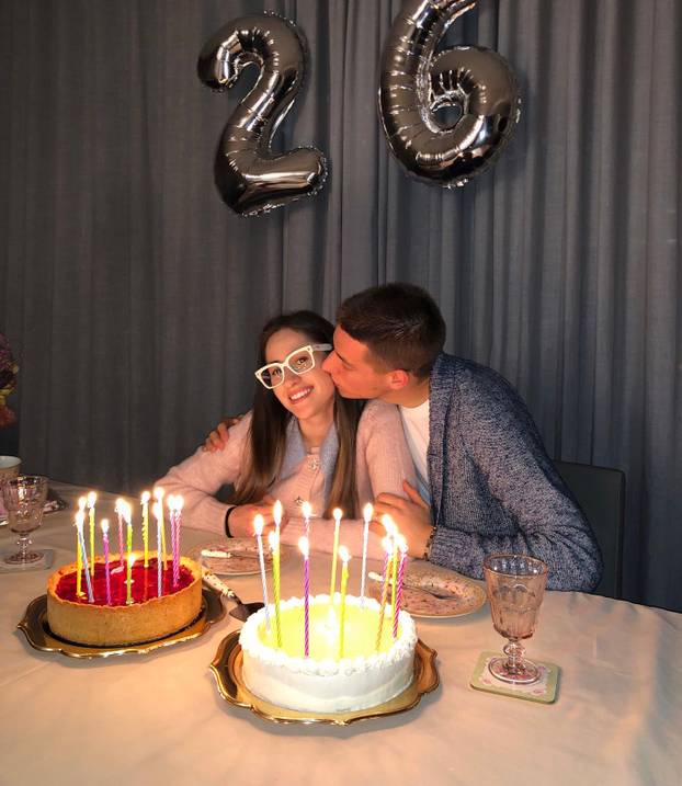 FOTO 'Vatreni' nosi njenu fotku na svakoj utakmici. Prohodali su kao tinejdžeri i isti dan slave