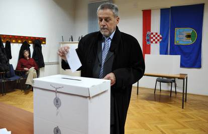 Rano rani: Revni Milan Bandić glasovao je u društvu supruge