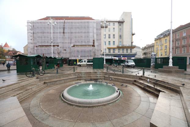 Zagreb: Postavljanje adventskih kućica na Trgu bana Josipa Jelačića