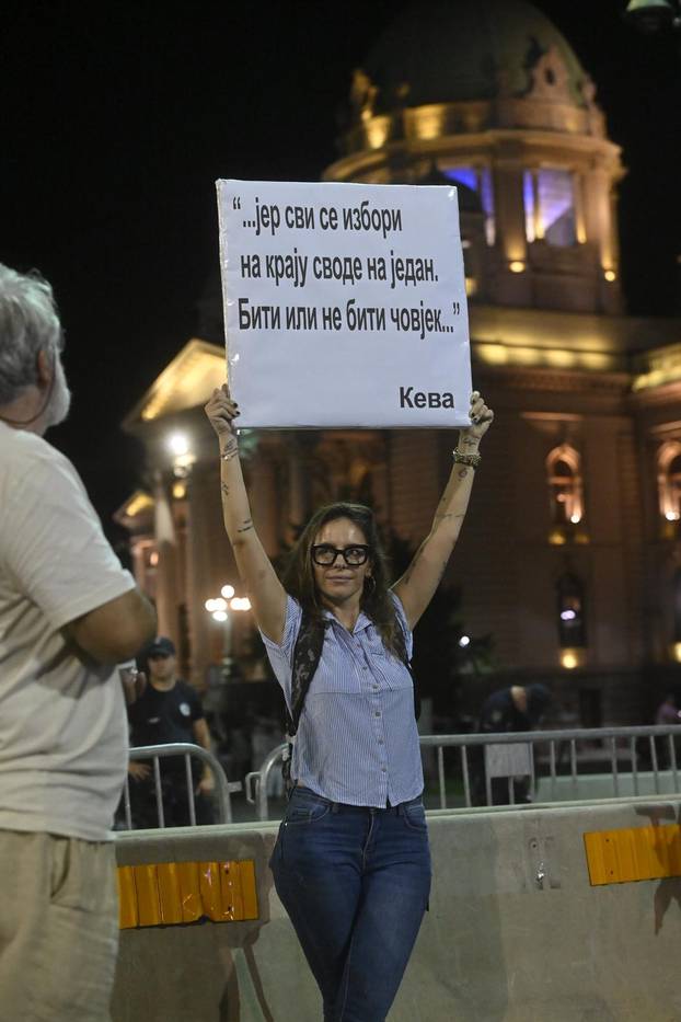 Beograd: Komemorativna šetnja povodom 10 mjeseci od pada nadstrešnice na željezničkoj stanici u Novom Sadu