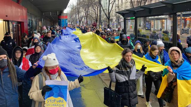 Skup podrške Ukrajini: Spalili rusku putovnicu u Beogradu