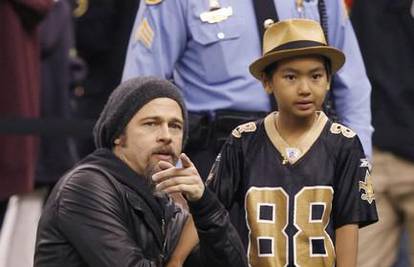 Brad Pitt uči Maddoxa (8) američkom načinu života