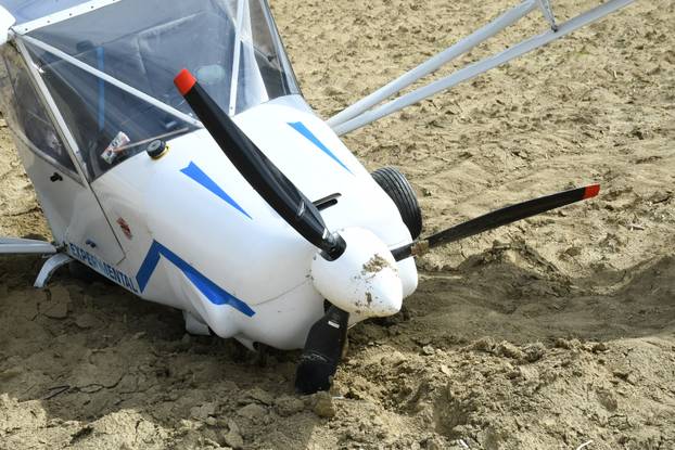 Srušio se mali avion kod Siska, pilot prošao bez ozljeda