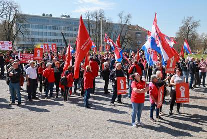 Veliki prosvjed oporbe 'Dosta je!' održan i u Osijeku