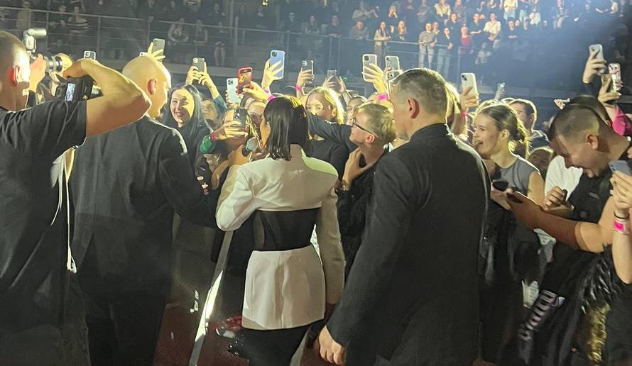 Prijovićka se spustila u publiku, a dogodila joj se nezgoda: Ups, rekli su mi da su mi pukle hlače!