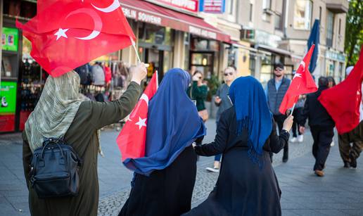 Merkel napali i njezini: Migranti nisu integrirani, bili smo naivni