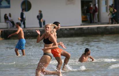 Splićani i u listopadu igraju picigin i kupaju se na plaži