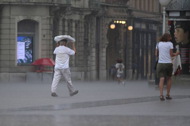 Zagreb: Osvježenje uz pljusak u centru grada