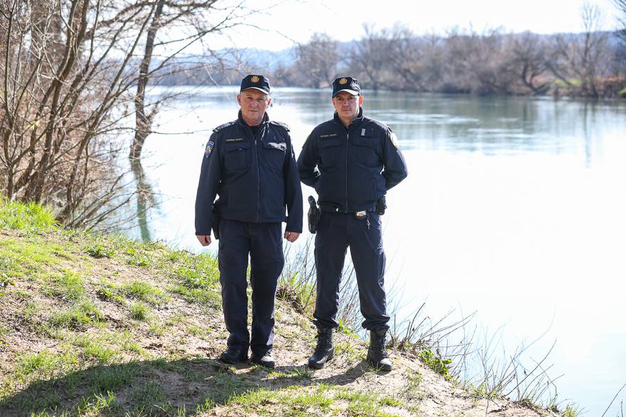 24sata Hrvatska Kostajnica: Policajci koji su prvi pronašli migrante koji su spašeni iz rijeke Une