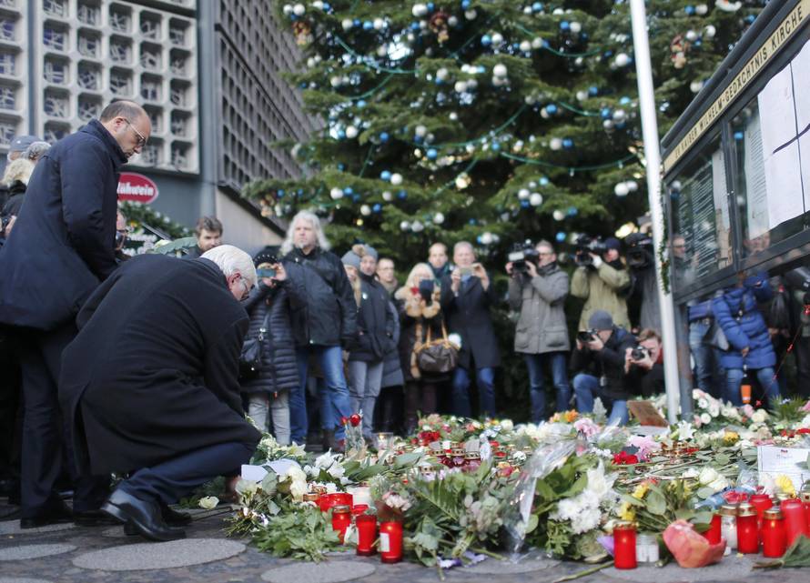 German FM Steinmeier and Italian counterpart Alfano lay flowers at the Kaiser Wilhelm Gedaechtniskirche in Berlin