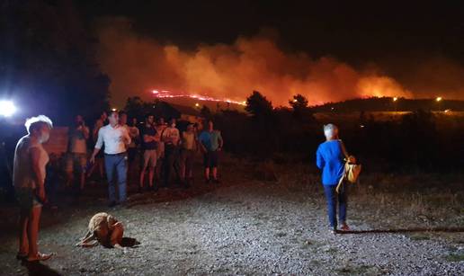 Besana noć pred vatrogascima: Počeli su evakuirati stanovnike