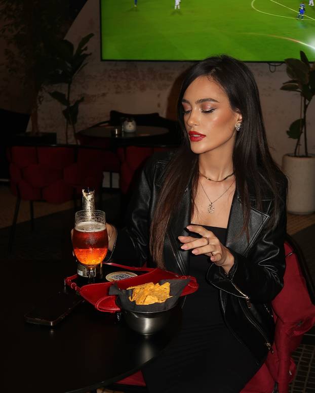 FOTO Pogledajte kako je fatalna Albanka proslavila pobjedu nad Srbijom. Neki su joj zamjerili