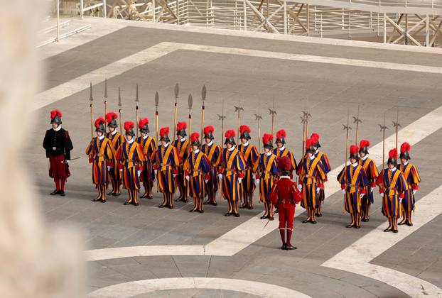 Rim: Brojni vjernici na Trgu sv. Petra čekaju procesiju s tijelom pape Franje