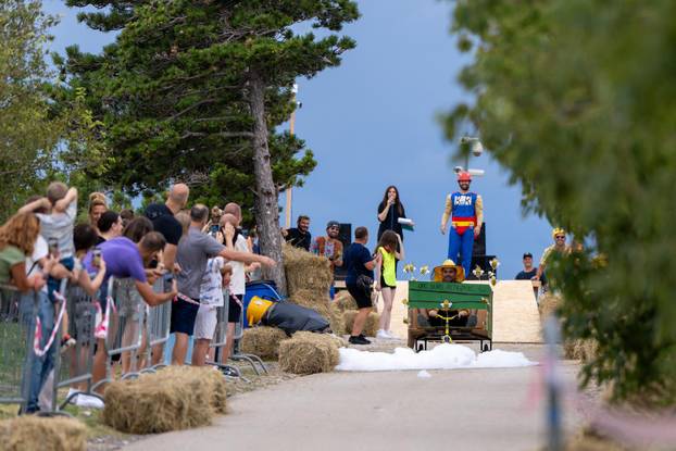 Senj: Održana 1. Senjska maškarana utrka 'Gravity race Senj 2025' podno tvrđave Nehaj