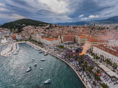 Split: Pogled iz zraka na dolazak juniora Hajduka na Rivu