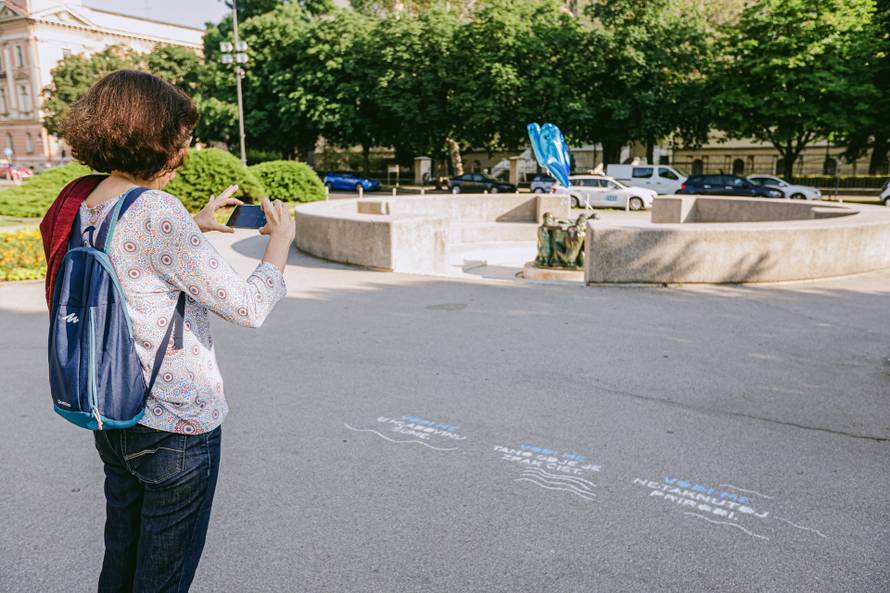 U pet hrvatskih gradova preko noći osvanuli intrigantni grafiti na pločniku i mega baloni