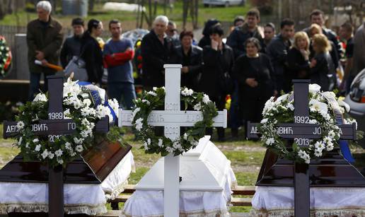 Žena ubojice plakala na grobu sina: 'E moj sine, rano moja...'