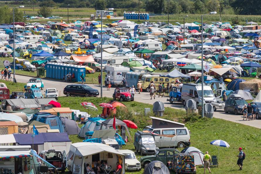 Spačeki okupirali Trg: Ma ovo je naš automobilski Woodstock