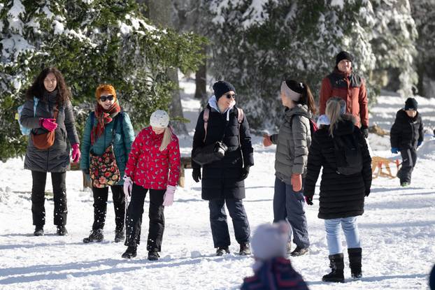 Zagreb: Građani uživaju u suncem okupanom Sljemenu 