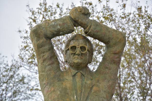 Pridraga: Spomenik dr. Franji TuÄmanu