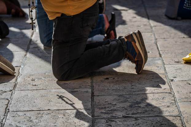 Split: Održana je molitva krunice na splitskom Peristilu