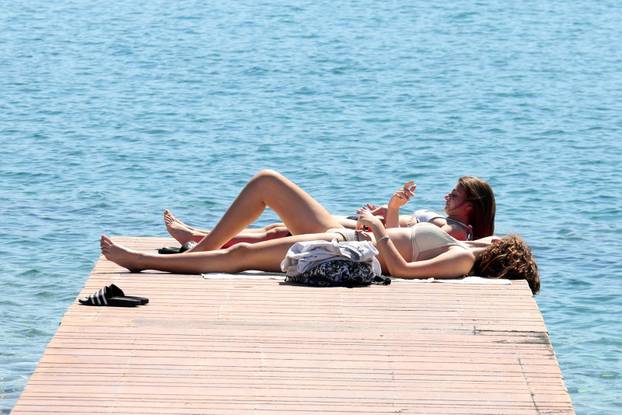 Brodarica: Sun?an dan za ugodna druženja i sun?anja na Rezalištu