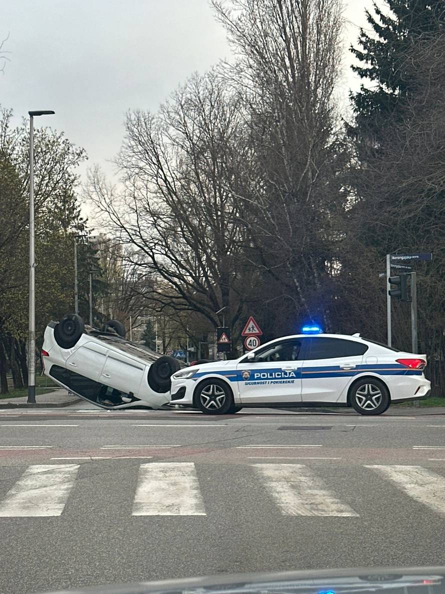 FOTO Auto završio na krovu u Zagrebu, dvoje ljudi u bolnici