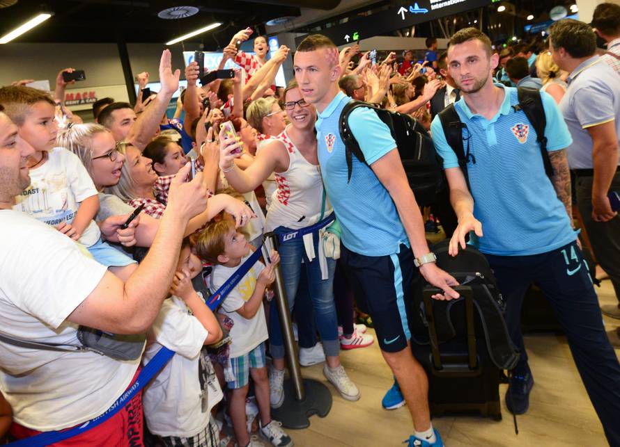 Tisuće ljudi dočekale 'vatrene'! Navijači skandirali Anti Čačiću